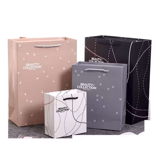 Kostenloses Muster einer luxuriösen rosafarbenen Papppapiertüte mit individuellem Logo und Bandgriff