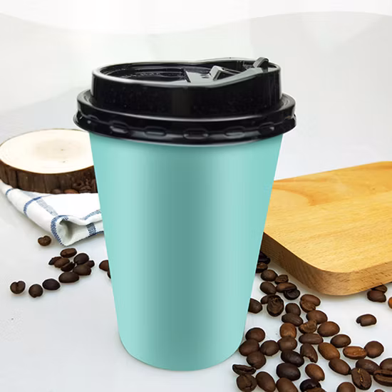 Blauer, dicker Pappbecher, Einweg-Kaffeetasse, Milch, Tee, Heißgetränk, Getränke, zum Mitnehmen, Verpackung, Becher mit Deckel, Einwegbecher